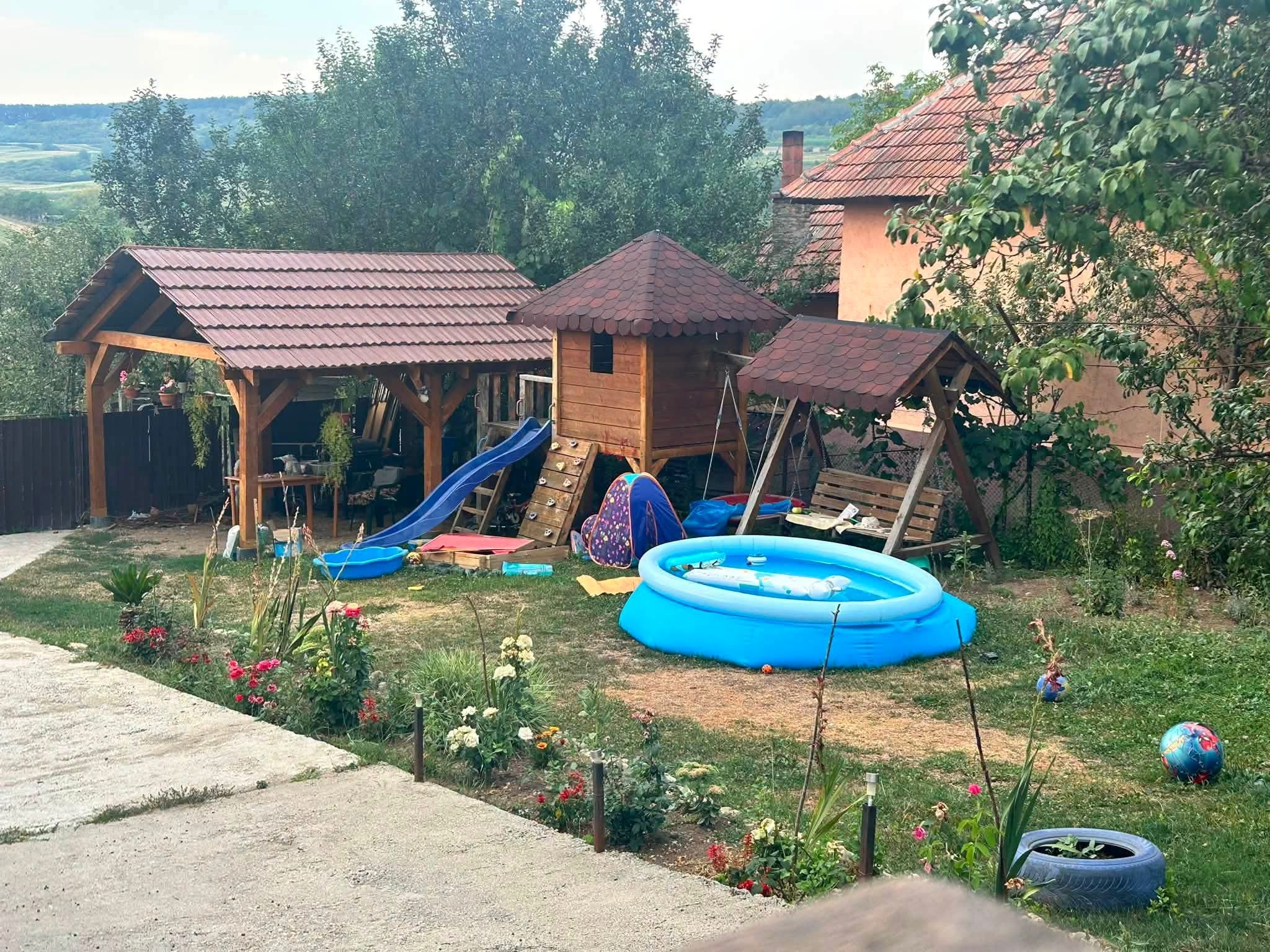 Trei case cu grădină, la 15 km de Zalău